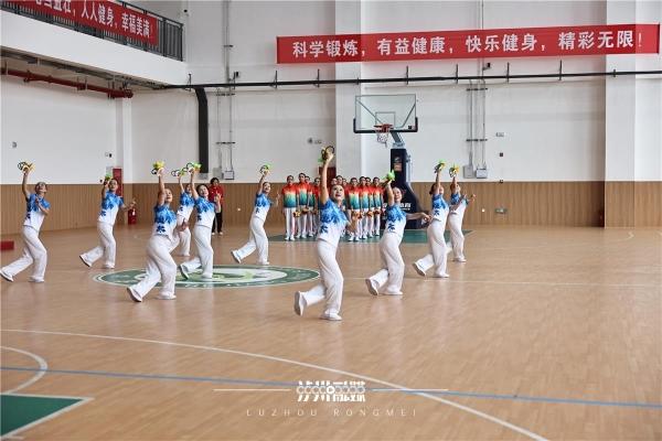 演绎得淋漓, 钓鱼, 身着统一的